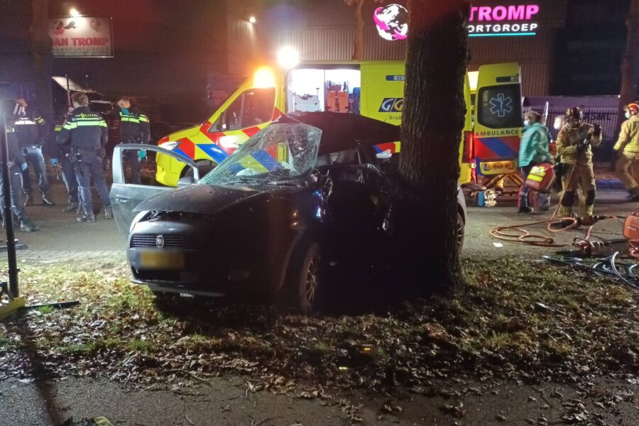 Automobilist ernstig gewond bij botsing tegen boom in Eindhoven