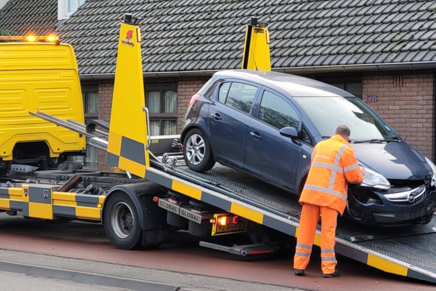 Auto loopt behoorlijk schade op bij botsing in Geldrop