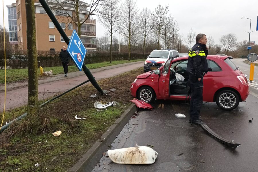 Automobilist verliest controle over stuur en botst tegen paal Geldrop