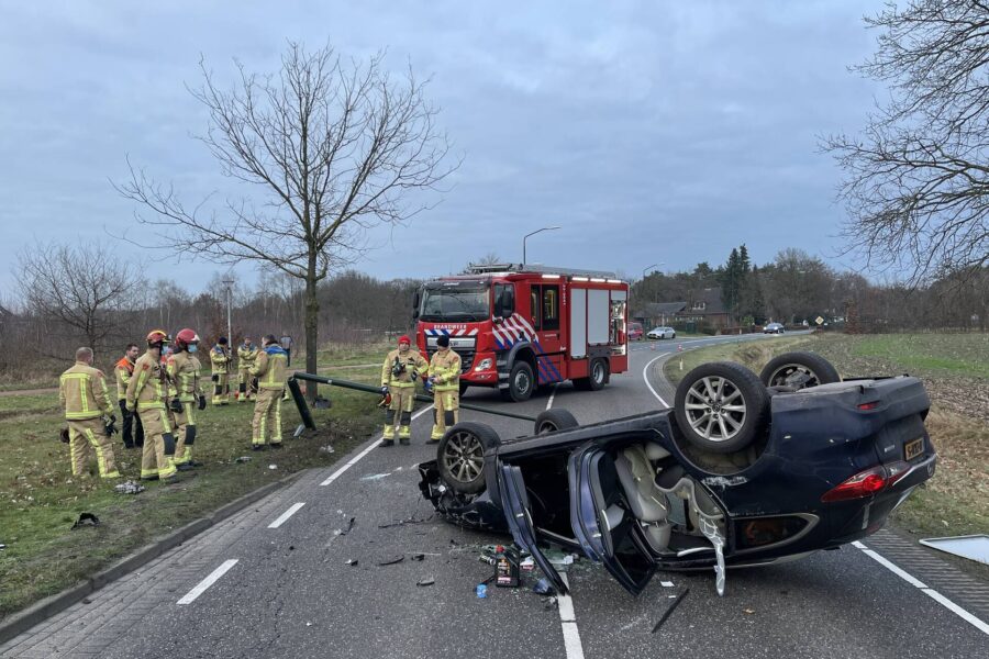 Auto slaat over de kop na botsing in Nuenen