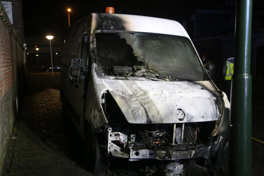 Bestelbus zwaar beschadigd door brand in Eindhoven