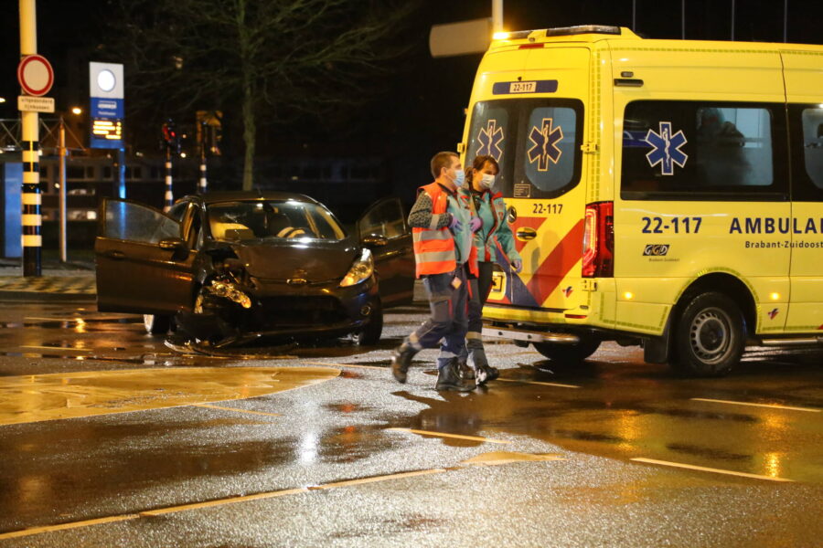 Twee voertuigen betrokken bij aanrijding op de Stratumsedijk in Eindhoven
