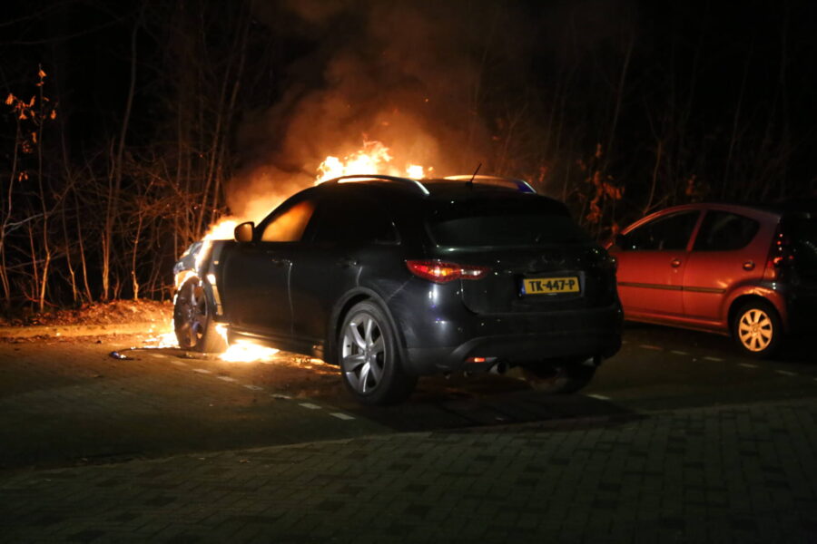 Geparkeerde auto uitgebrand in Geldrop
