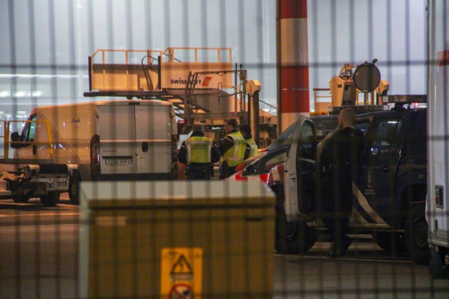 Mist op Eindhoven Airport zorgt voor vastzittende Dakar-deelnemers in vliegtuig Schiphol