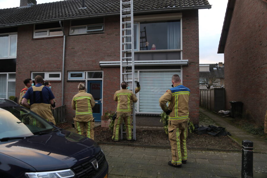 Vogel zit vast in rolluik van woning in Geldrop