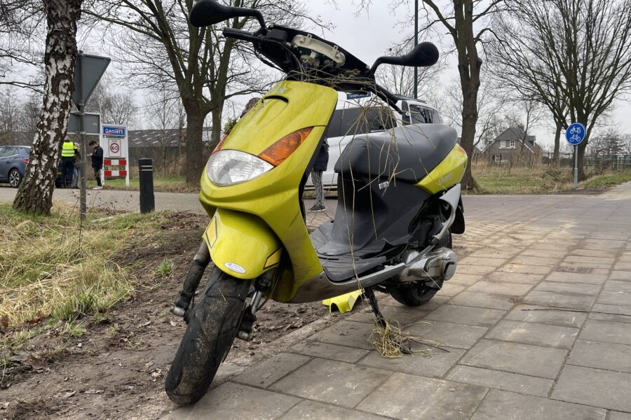 Scooterrijder belandt in sloot na crash Gemert