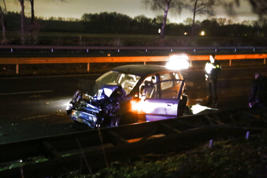 Veel schade na botsing tussen twee auto’s in Geldrop