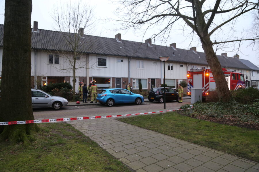 Brandweer doet onderzoek naar gaslucht aan de Waardstraat in Geldrop