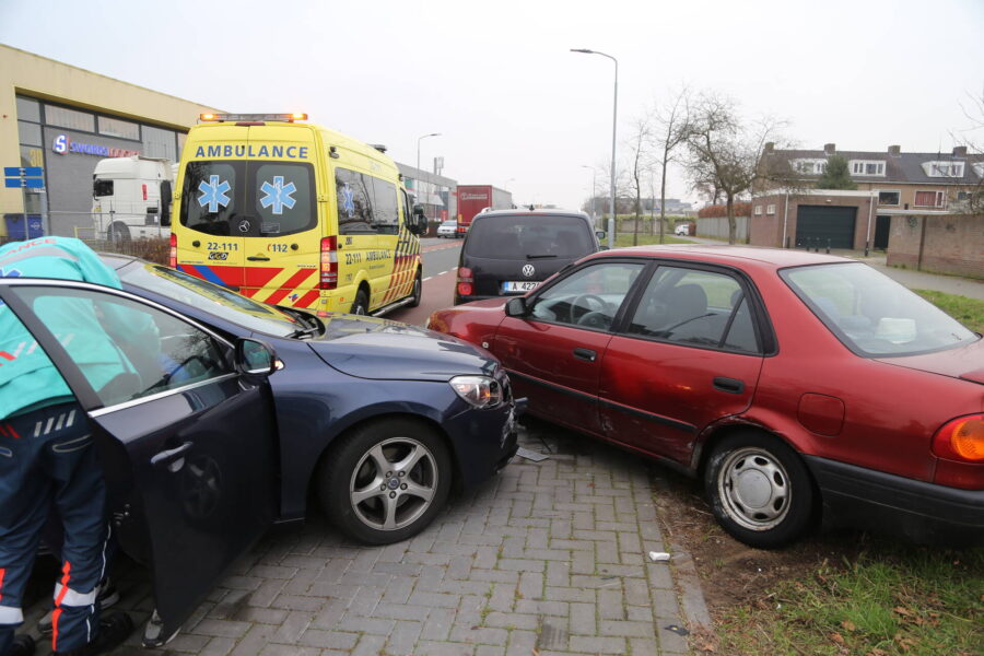 Schade aan meerdere voertuigen na ongeval in Eindhoven