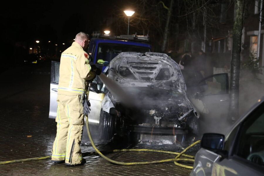 Auto in brand aan de Reinkenstraat in Eindhoven, mogelijk aangestoken