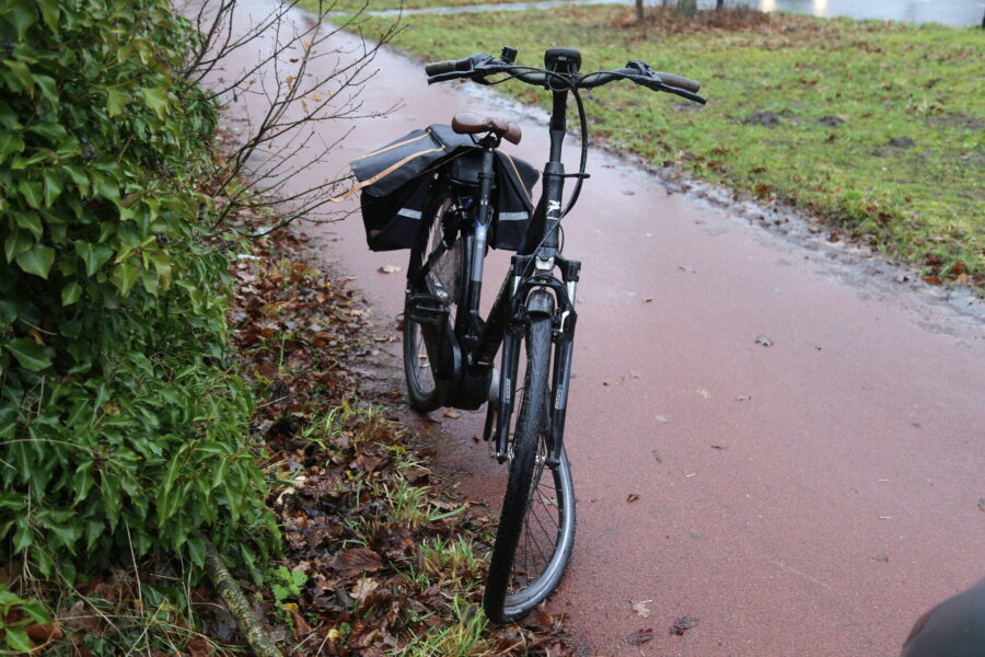 Schade na botsing tussen scooter en fietser in Geldrop