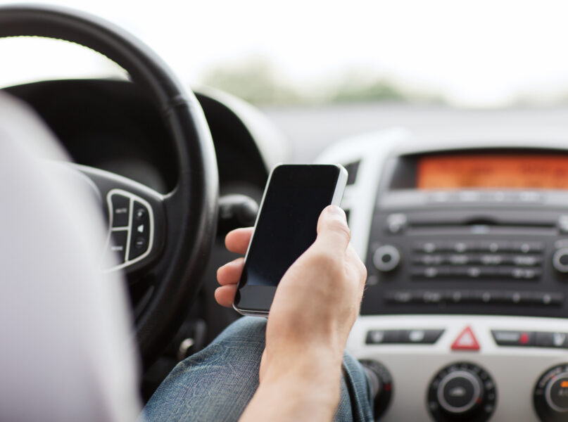 Smartphonegebruik in het verkeer komt nog steeds schrikbarend veel voor