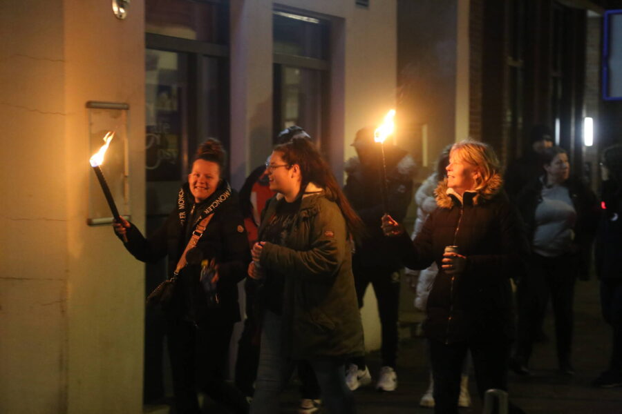 Groep mensen in Geldrop loopt lichtjestocht tegen coronamaatregelen