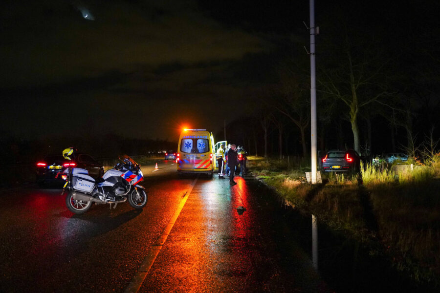 Automobilist in Nuenen crasht tegen boom