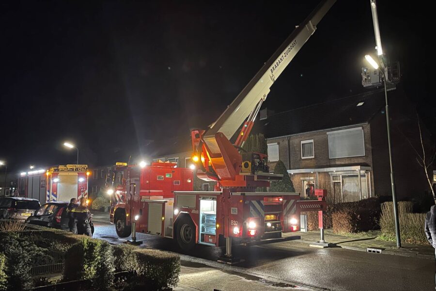 Brandweer dooft brand in schoorsteen Gemert
