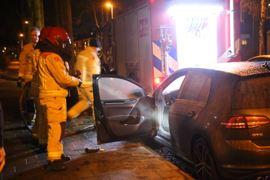 Geparkeerde auto vliegt in brand aan de Generaal Dibbetslaan in Eindhoven