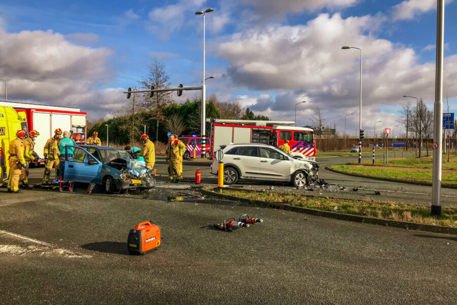 Gewonde door brandweer uit auto geknipt na ongeval in Veldhoven