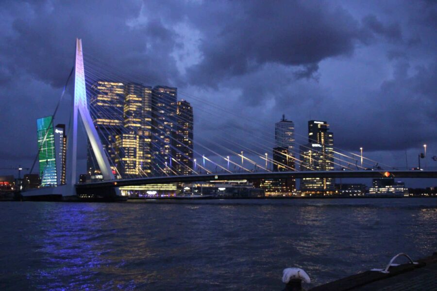 Erasmusbrug in Rotterdam kleurt blauw geel uit solidariteit met inwoners van Oekraïne
