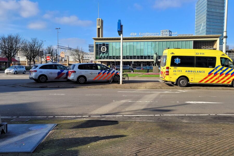 Fietser gewond bij botsing met auto op het Stationsplein in Eindhoven