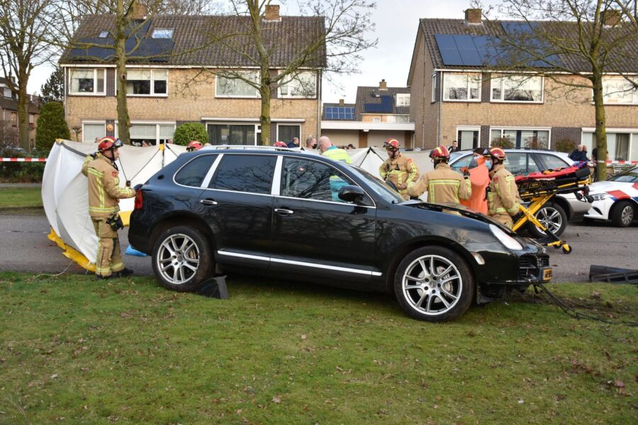 Man uit Dronten overleden na botsing tegen boom in Son en Breugel