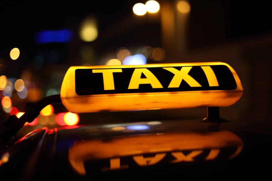 Taxi chauffeur mishandeld in Haaren, duo meldt zich na oproep politie