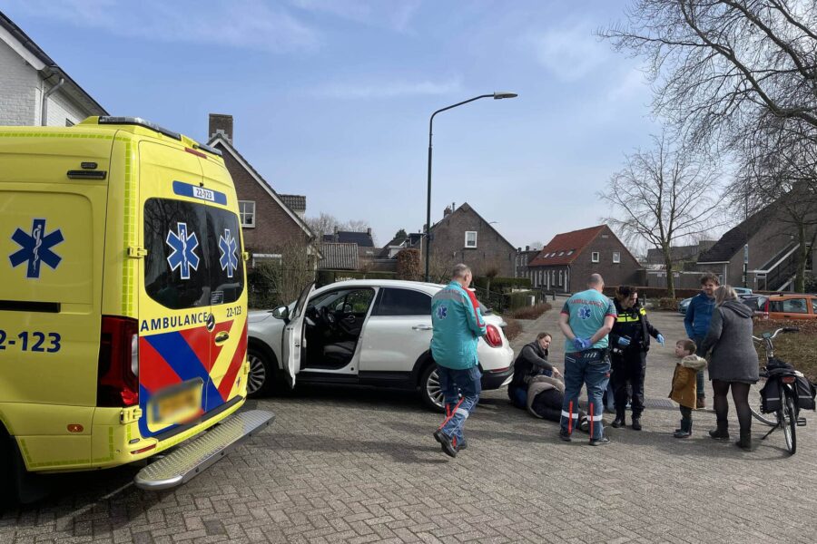 Vrouw naar ziekenhuis na botsing met e-bike tegen auto