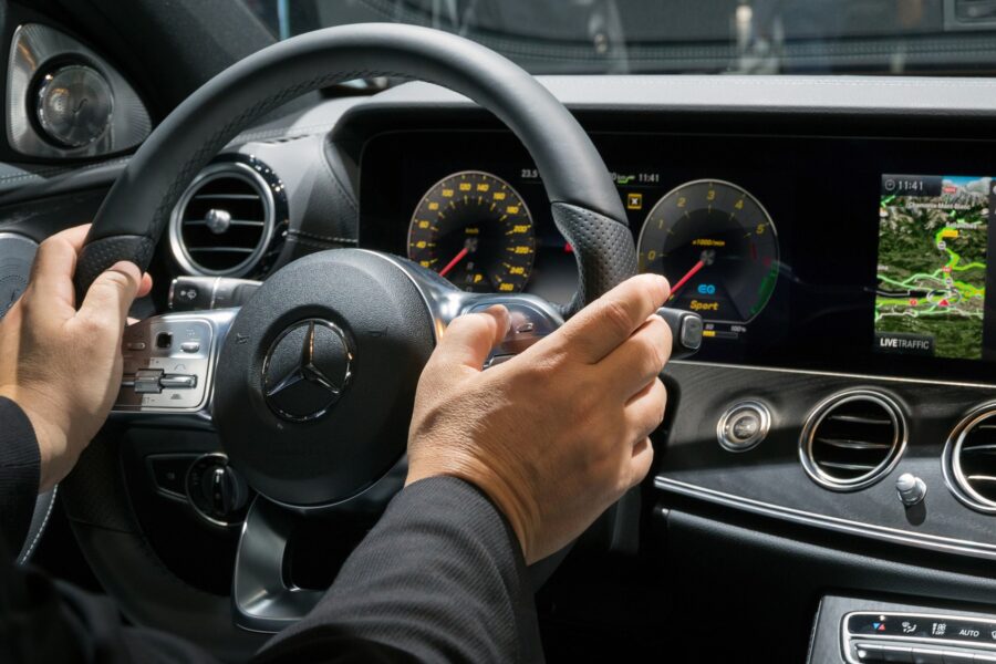 Slimme auto’s gaan wegbeheerders informeren over de kwaliteit van de weg
