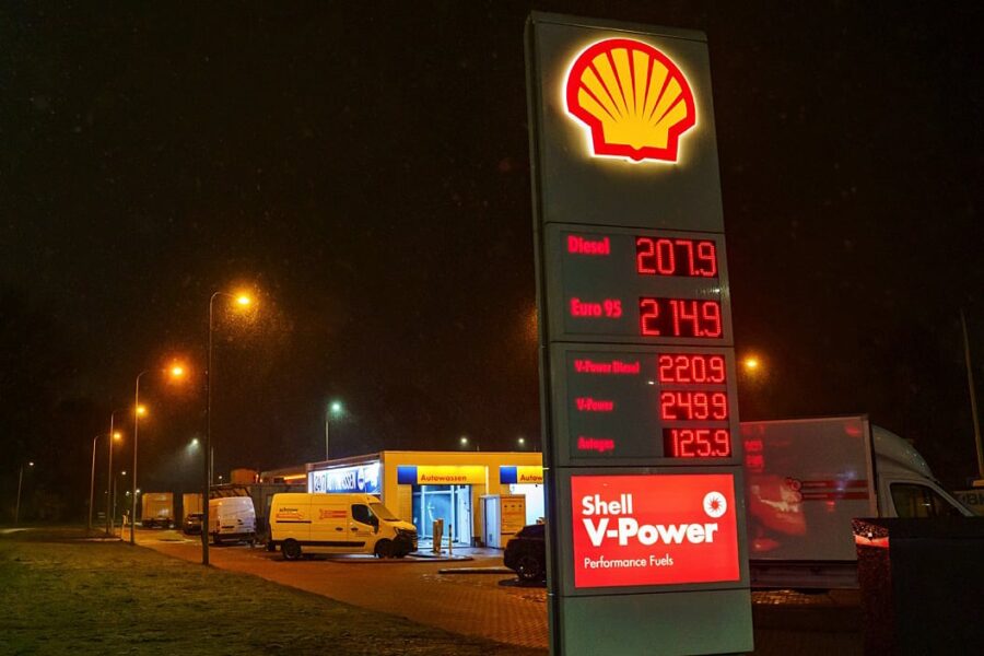 Brandstofprijzen flink gedaald door accijnsverlaging, drukte bij de pomp verwacht