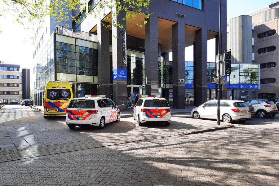 Vrouw in verwarde toestand van het dak bij City Tower in Eindhoven gehaald