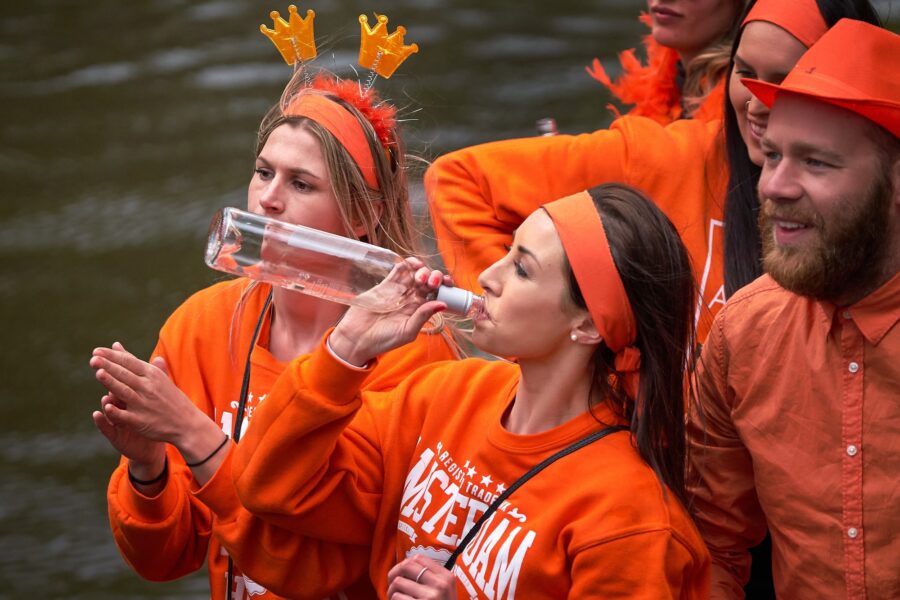 Alcohol op stations en in de trein tijdens Koningsdag verboden