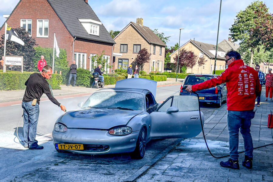 Mazda cabrio vliegt in brand tijdens het rijden in Gemert