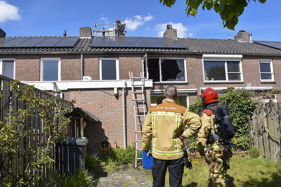 Brandweer breekt voordeur open bij brand in slaapkamer Waalre, bewoners op vakantie