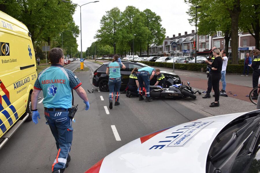 Motorrijder in Veldhoven botst met hoge snelheid op afslaande auto