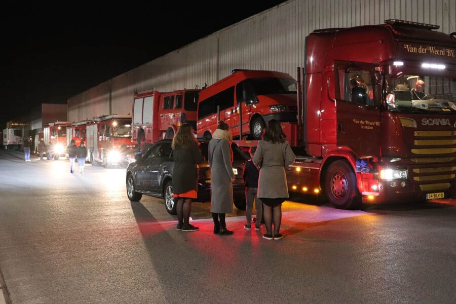 Gedoneerde brandweerwagens afgelopen nacht vertrokken vanuit IJsselmuiden naar Oekraïne