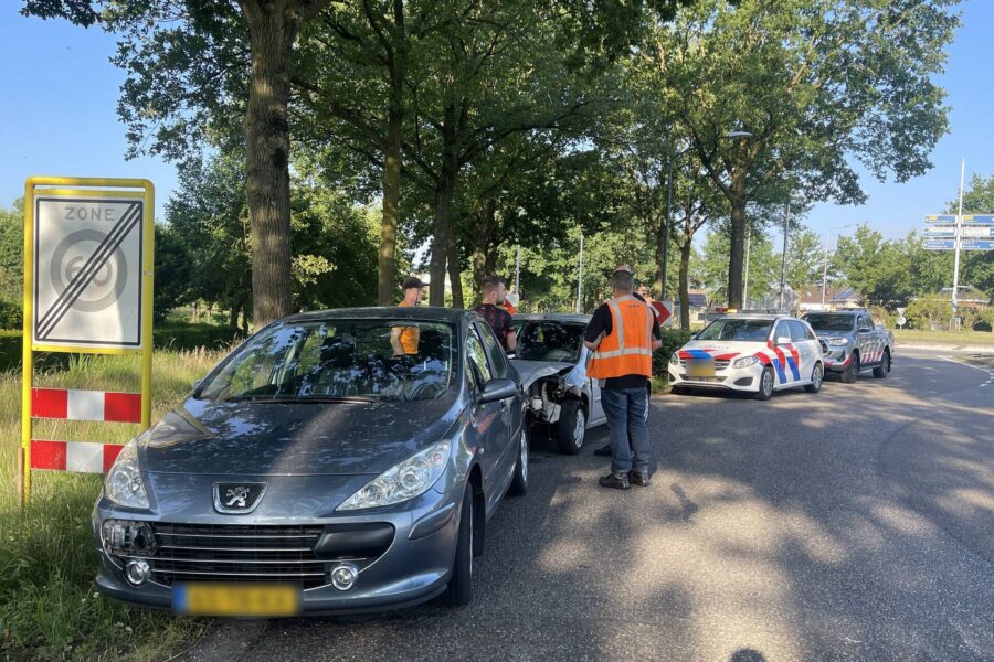 Drie personenwagens betrokken bij kettingbotsing in Gemert