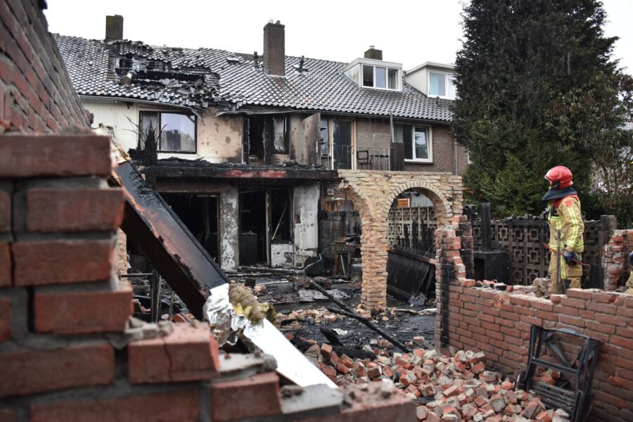 Drie woningen zwaar beschadigd bij grote brand in Eindhoven