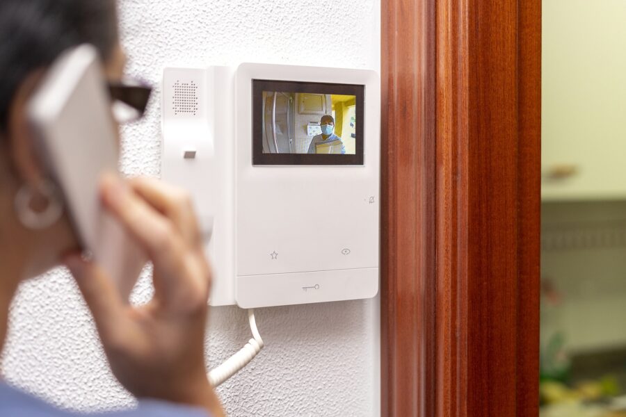 Nieuwe regels tegen ongevraagde telefoongesprekken en betere bescherming bij deurverkoop