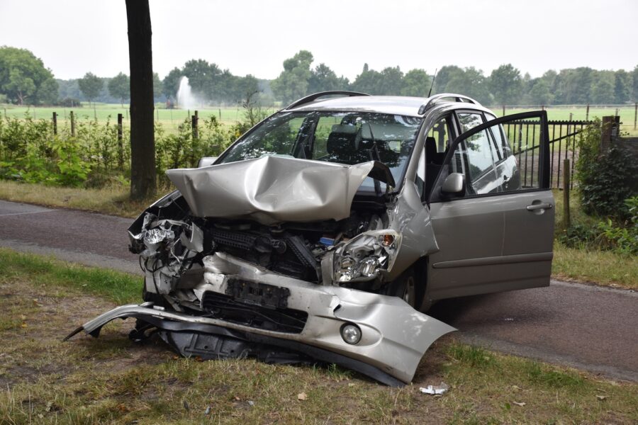 Twee gewonden bij frontale aanrijding in Waalre
