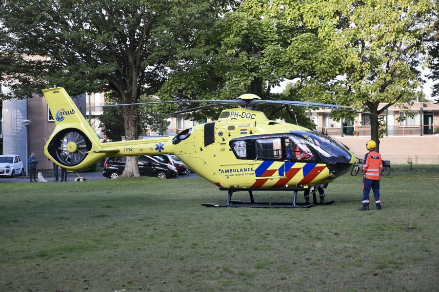 Traumahelikopter landt in Veldhoven voor medische noodsituatie in woning
