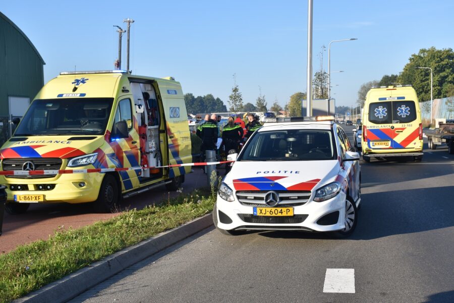 Scooterrijder en fietser zwaargewond na botsing op fietspad in Veldhoven