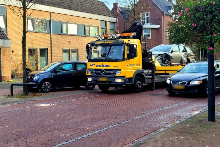 Flinke schade bij botsing tussen twee auto’s in Heeze