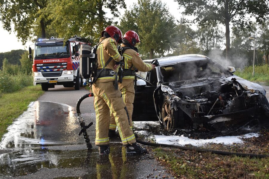 Auto vliegt in brand in Waalre, bestuurder weet op tijd uit te stappen
