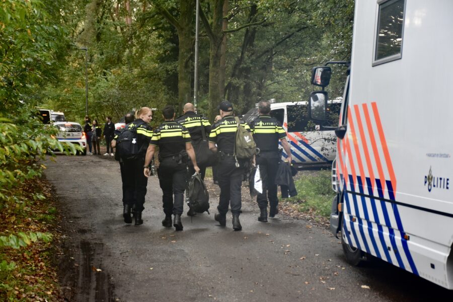 Negen verdachten opgepakt bij jacht op drugsbende; half miljoen euro, 10 kilo crystal meth, wapens aangetroffen