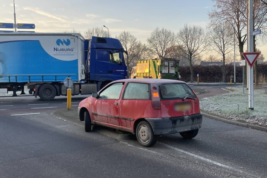 Vrouw in Gemert botst met haar auto tegen paal door bevroren ruiten