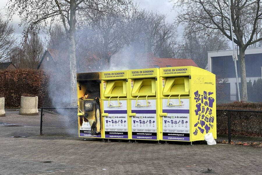 Textielcontainer uitgebrand aan de Kapelaanstraat in Gemert