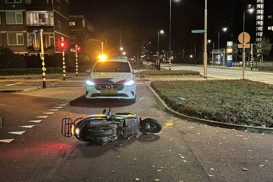 Scooterrijder gewond bij aanrijding met auto op kruising in Eindhoven