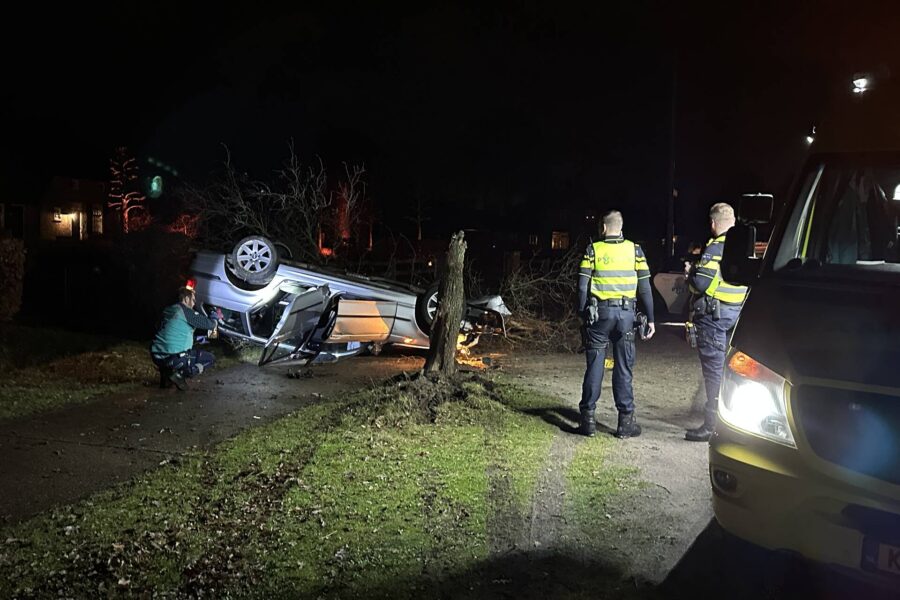 Automobilist naar het ziekenhuis na botsing tegen boom in Gemert