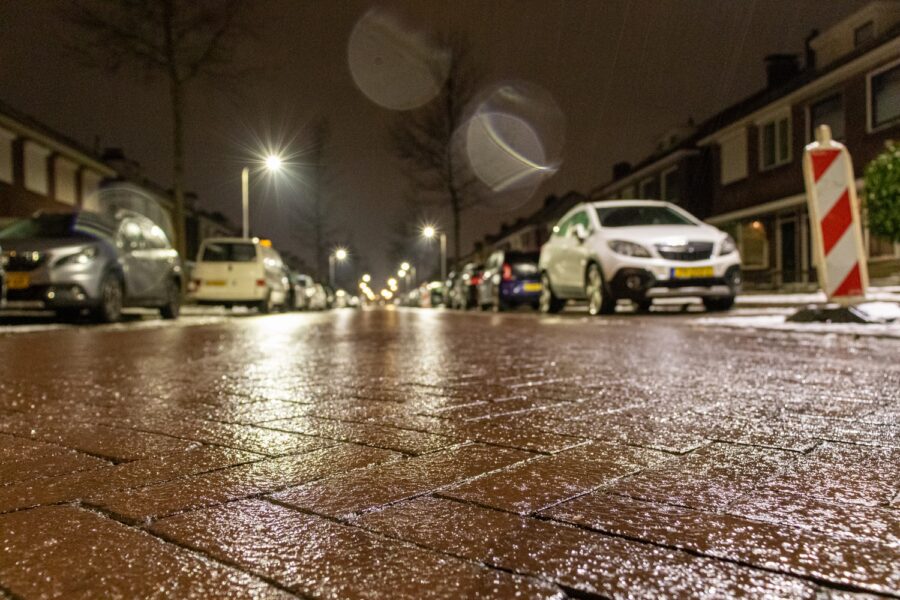 Spekgladde wegen door ijzel; code oranje in heel Nederland