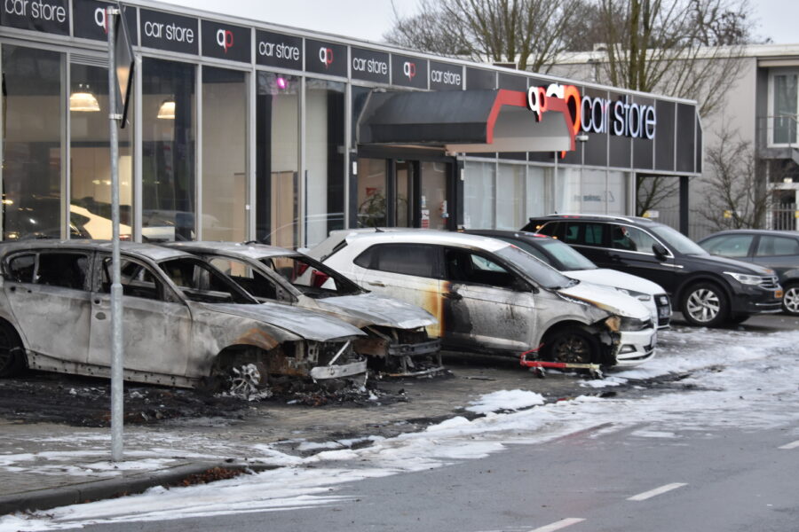 Meerdere auto’s in brand bij Eindhovens autobedrijf AP Carstore