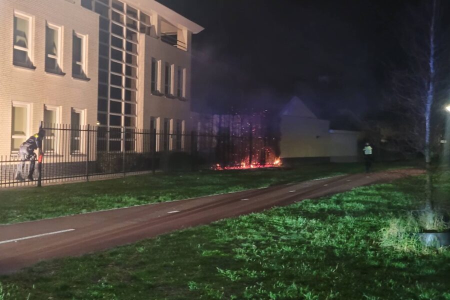 Brandweer blust brandende heg naast pand in Geldrop
